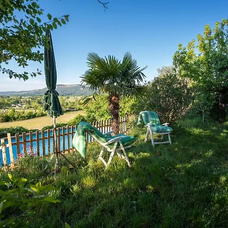 House With Large Garden And Pool Ferienhaus *